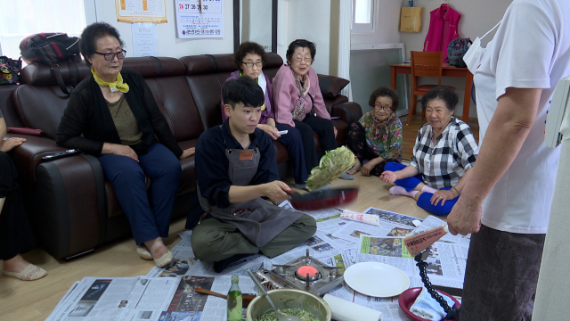'전이 먹고 싶다'는 응석에도 어머님들은 언제나 저희를 손자, 손녀처럼 다정하게 대해주십니다. 늘 얻어 먹기만 할 수 없어, 우리가 직접 전을 요리해 대접하겠다며 팔을 걷어 붙였지만 모든 행동이 어설프기만 합니다. 그래도 어머님들은 손자 재롱 보듯 '하하호호' 호탕하게 웃습니다.