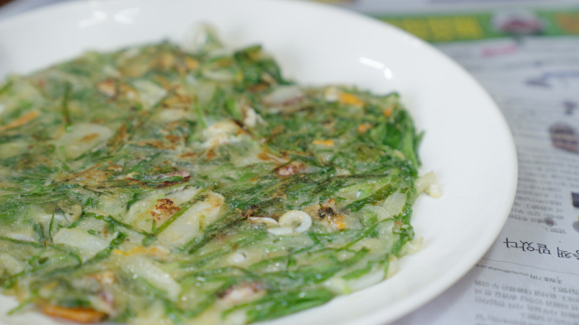 산복도로에서 60년 넘게 살아온 어머님들의 노하우를 담뿍 담아 전이 완성됐습니다. 담치, 오징어, 양파, 땡초 등 재료가 가득 들어간 부추전은 겉바속촉(겉은 바삭하고 속은 촉촉한) 그 자체였습니다.