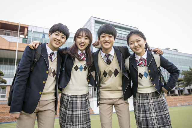 올해부터 정상 등교와 사회적 거리두기 해제 등 일상회복 단계에 접어들었지만 청소년들은 여전히 대인관계 등에 어려움을 호소하고 있다. 사진은 기사와 관련이 없음. 부산일보DB