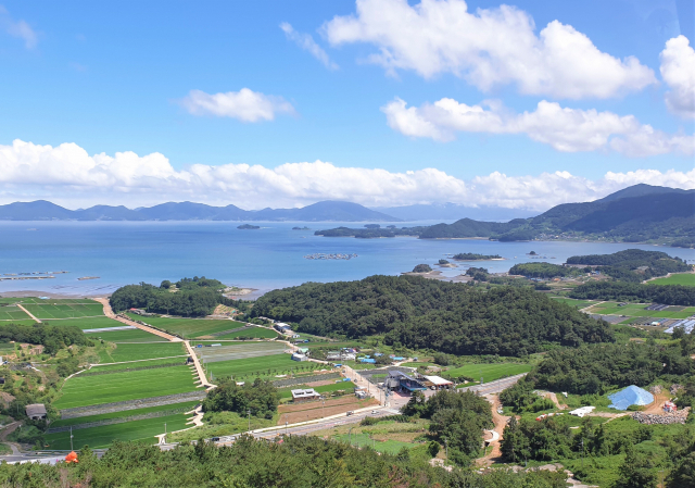 하동 플라이웨이 케이블카에서 내려다 본 하동 어촌과 남해.