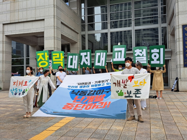 낙동강하구지키기시민행동은 6일 오전 부산시청 앞 광장에서 기자회견을 열고 