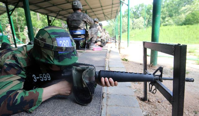 예비군 훈련장에서 실탄훈련이 진행되고 있다. 부산일보 DB