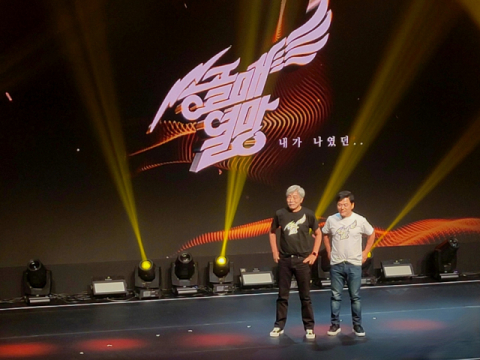 송골매 멤버 배철수(왼쪽)와 구창모가 6일 오후 서울 마포구 신한플레이 스퀘어에서 열린 전국 투어 콘서트 ‘열망’ 기자간담회에 참석해 포즈를 취하고 있다. 남유정 기자