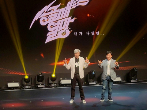 송골매 멤버 배철수(왼쪽)와 구창모가 6일 오후 서울 마포구 신한플레이 스퀘어에서 열린 전국 투어 콘서트 ‘열망’ 기자간담회에 참석해 포즈를 취하고 있다. 남유정 기자