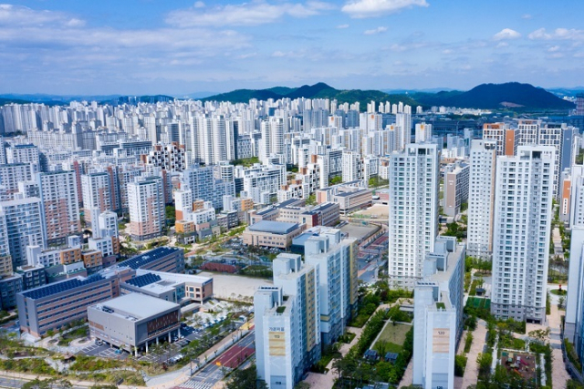 지난 3년 반 동안 8만명에 육박하는 다주택자들이 공시가격 3억원 이하 지방 저가주택 34조 원 어치를 사들인 것으로 나타났다. 사진은 세종시 아파트 전경.(기사와 관련없음) 이미지투데이
