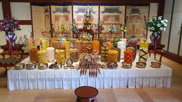 박물관 내 수로재 전시실에 전시된 고종정해진찬의. 김태권 기자