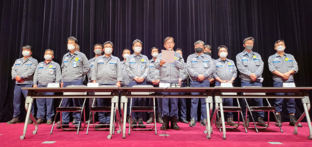 대우조선해양 박두선 대표이사 사장(가운데)과 현장 관리자, 협력사 대표들이 7일 기자회견을 열고 특정 노조의 불법 행위 중단을 촉구했다. 부산일보DB