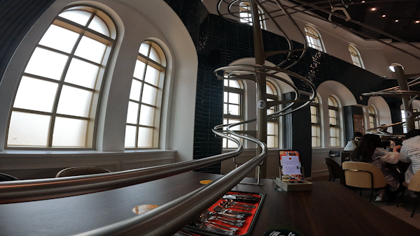 생각보다 빠르게 내려온다. 과장을 조금 더 보태면 날아오는 것 같다.