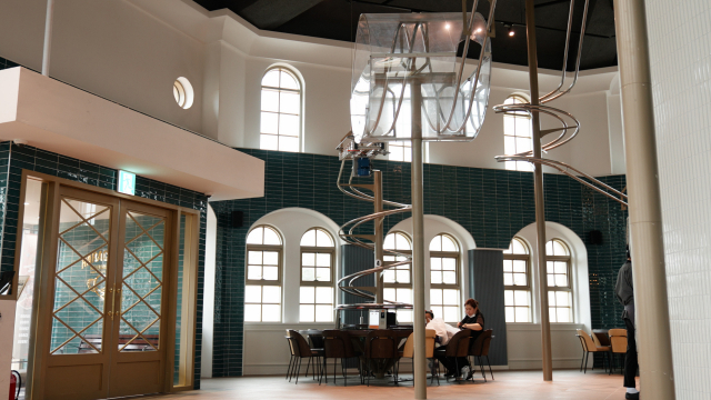 일반적인 식당 풍경은 아니다. 롤러코스터 레일 덕분에 층고가 높아 쾌적하다.