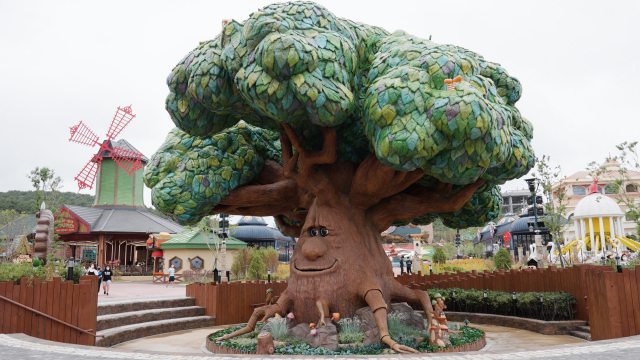 테마파크는 '극한의 컨셉'을 추구하는 곳이다. 거대한 나뭇가지 틈틈이 요정들이 숨어있다.