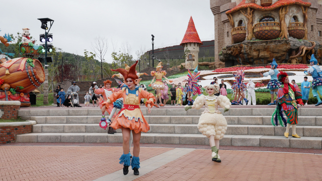 이 분들이 덥고 습한 날씨에, 요정으로 분장해 춤을 추는 이유는 동심(童心)을 지키기 위해서다.