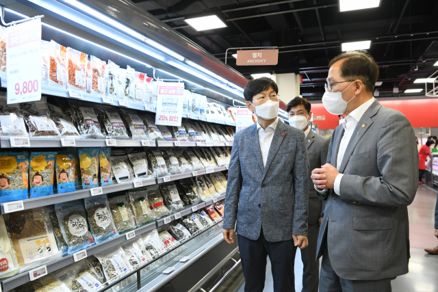해양수산부는 8일 열린 제1차 비상경제민생회의(대통령 주재)에서 엄중한 물가 상황에 대응해 ’수산물 비축 물량 상시방출 체제‘를 가동하고, 상생할인 행사를 확대하는 한편, 어업인 유가연동보조금 지급 기준가격 단가를 인하하는 등 서민 장바구니 부담 완화를 위한 수산물 물가 안정 대책을 추가적으로 추진하기로 했다. 조승환 해수부 장관(오른쪽)이 지난달 23일 오후 세종시의 한 대형마트에서 수산물 물가를 점검하는 모습. 해수부 제공