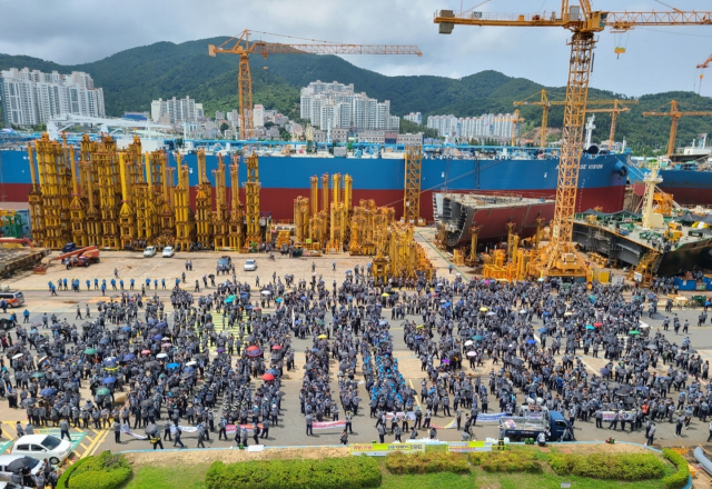 대우조선해양 생산, 사무직 직원 4,000여 명은 8일 오후 민주광장에 모여 ‘전국금속노조 경남지부 거제통영고성조선하청지회(하청지회)의 불법 파업 중단을 촉구하는 결의대회를 열었다. 대우조선해양 제공