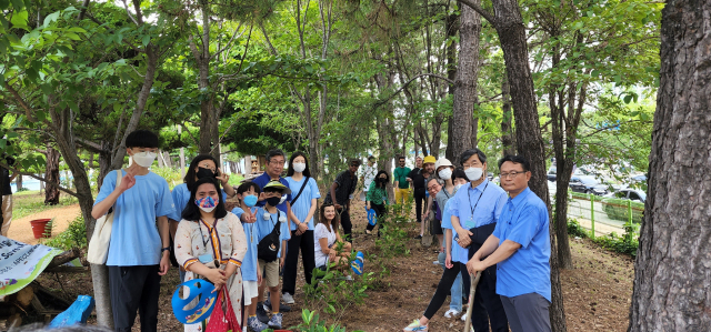 부산국제어린이청소년영화제(BIKY)와 부산그린트러스트는 지난 9일 해운대구 AEPC나루공원에서 비키숲 조성 행사를 열었다. 부산그린트러스트 제공