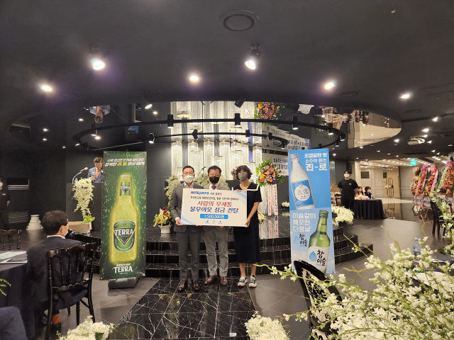 명륜1번가와 하이트진로(주), 불우이웃돕기 성품 전달