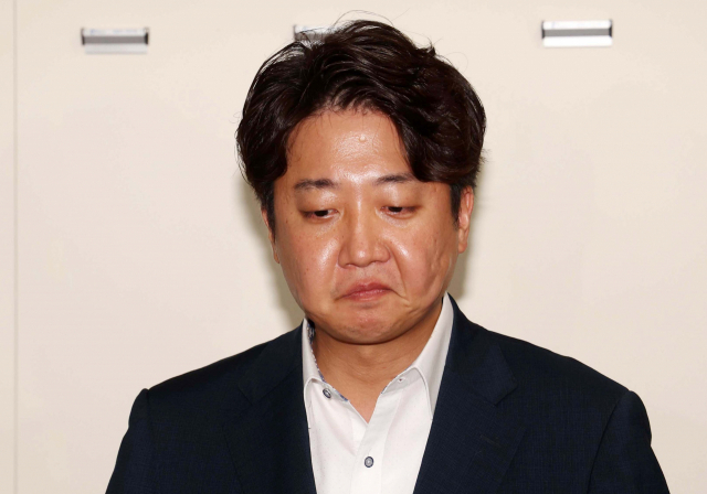 국민의힘 이준석 대표가 지난 7일 저녁 국회 당 대회의실에서 열린 중앙윤리위원회의에 출석하며 입장을 밝히던 중 말을 잇지 못하고 있다. 연합뉴스