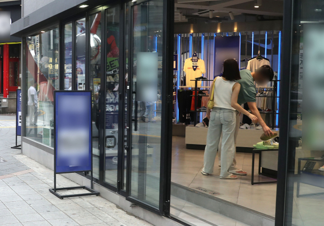 10일 부산 서면의 한 상점이 출입구를 열어둔 채 영업하고 있다. 정대현 기자 jhyun@