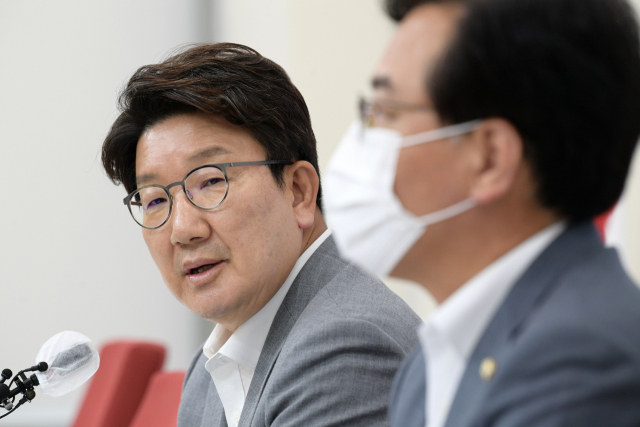 국민의힘 권성동 원내대표가 8일 오후 서울 여의도 국회 원내대표실에서 최고위원들과 비공개 면담 후 브리핑을 하고 있다. 연합뉴스