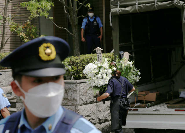 9일 일본 도쿄도 시부야 구 소재 아베 신조 전 일본 총리 자택 앞에 조화가 도착하고 있다. 연합뉴스
