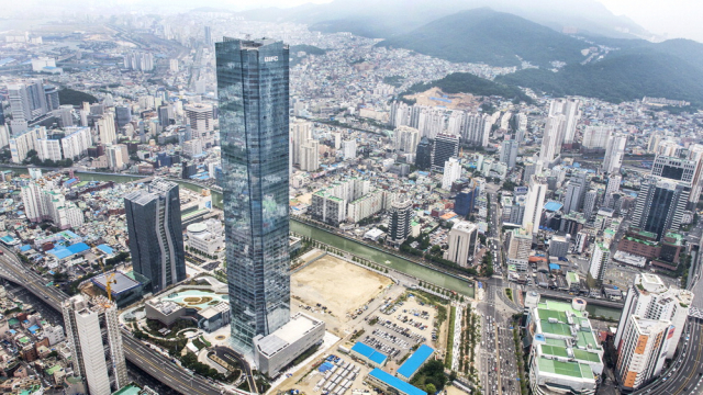 사회적 가치를 실현하기 위한 녹색금융이 확대되고 있다. 한국거래소, 한국주택금융공사, 캠코 등 지역 금융 기업과 공기업이 입주한 부산국제금융센터(BIFC) 전경. 부산일보DB