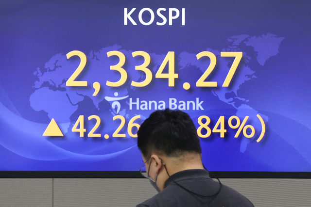 사진은 지난 8일 오전 서울 중구 하나은행 본점 딜링룸에서 딜러들이 업무를 보고 있다. 연합뉴스