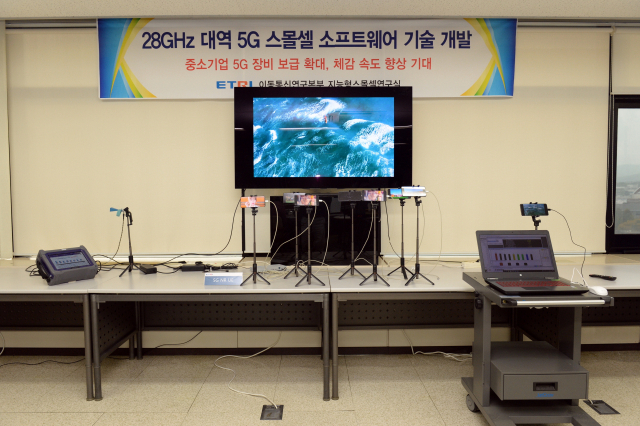 실내(인빌딩) 5G 품질 개선 요구가 높아지면서 인빌딩 5G에 사용되는 ‘스몰셀’ 관련 회사들이 주목받고 있다. 한국전자통신연구원(ETRI)이 5G 스몰셀 SW 기술을 시현하는 모습. 오른쪽 작은 사진은 오픈시그널이 발표한 6월 기준 한국의 5G 다운로드 속도. ETRI·오픈시그널 제공