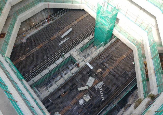 부전~마산 복선전철 2공구 낙동1터널 붕괴사고 현장. 지하에 실드터널을 양옆으로 나란히 만들면서(상하행선) 두 터널을 중간에서 잇는 피난갱에서 붕괴사고가 발생했다. 사진은 붕괴사고 지점을 지상에서 오픈컷 방식으로 파 들어가 8각형의 벌집모양 구조물로 더 이상 붕괴나 침수가 없도록 만든 모습. 철근 구조물 아래에 터널이 있다. 나중에 이곳은 흙으로 덮어 공사를 마무리한다.