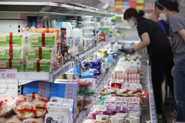 정부가 밥상 물가 부담을 줄이기 위해 이달부터 소고기, 닭고기, 돼지고기, 분유, 커피 원두, 주정 원료, 대파 등 7개 품목에 대해 할당관세 0%를 적용한다. 사진은 10일 서울의 한 마트에서 장을 보는 시민들. 연합뉴스