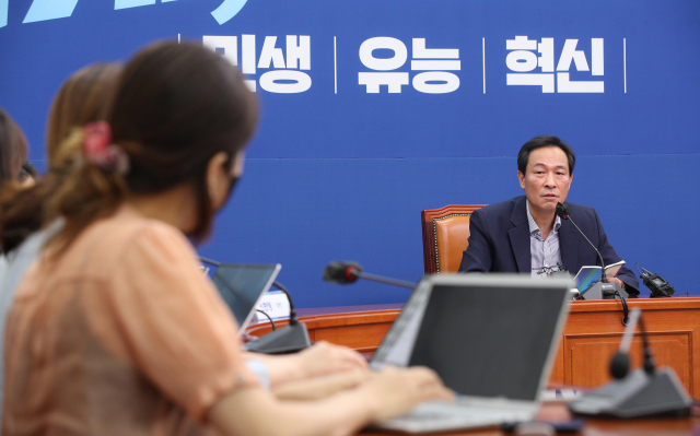 더불어민주당 우상호 비상대책위원장이 10일 국회에서 열린 취임 한 달 기자간담회에서 발언하고 있다. 김종호 기자 kimjh@