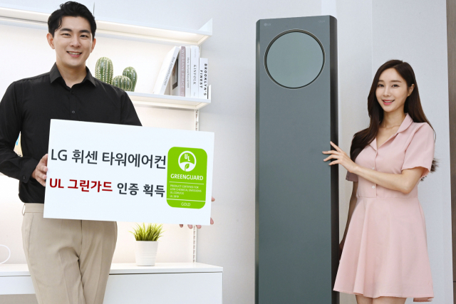 LG전자 모델들이 ‘LG 휘센 타워 에어컨’을 소개하고 있다.LG전자 제공