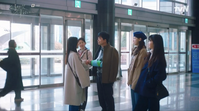 드라마 '스물다섯 스물하나'에서 나왔던 펜싱 선수 고유림의 출국 장면은 부산항국제여객터미널에서 촬영했다. tvN 화면 캡처