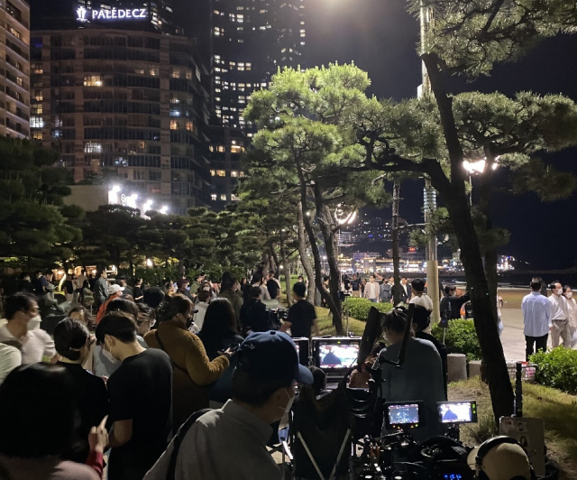 부산 해운대구에서 OTT(온라인 동영상 서비스) 드라마를 촬영하는 장면. 부산영상위 제공