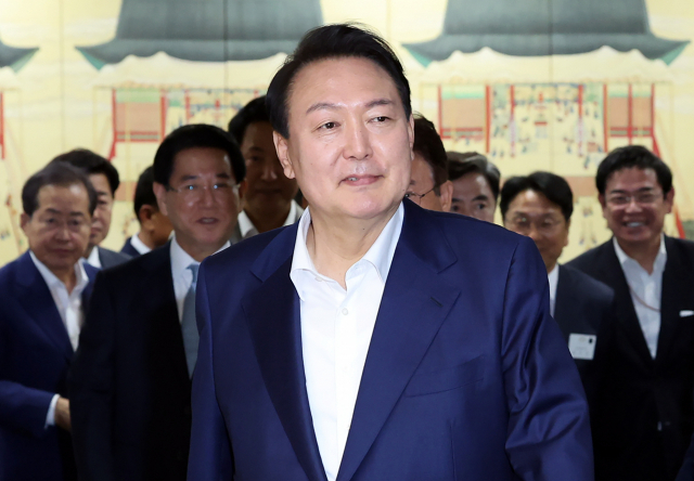 지난 8일 윤석열 대통령이 대통령실 청사에서 열린 제1차 민선 8기 시·도지사 간담회 참석을 위해 이동하고 있다. 연합뉴스