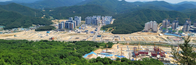 양산시와 한국토지주택공사가 양산시 동면 사송신도시 사업 구간을 3단계에서 2단계로 축소해 단계별 준공을 추진하기로 했다. 조성 공사 중인 사송신도시 전경.