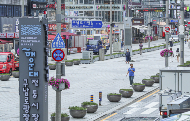 피서철 성수기를 기대했던 부산지역 자영업자와 소상공인들이 코로나19 확산세에 촉각을 곤두세우고 있다. 최근까지 관광객들로 붐볐던 해운대구 구남로가 11일 오후 한산한 모습이다. 김종진 기자 kjj1761@