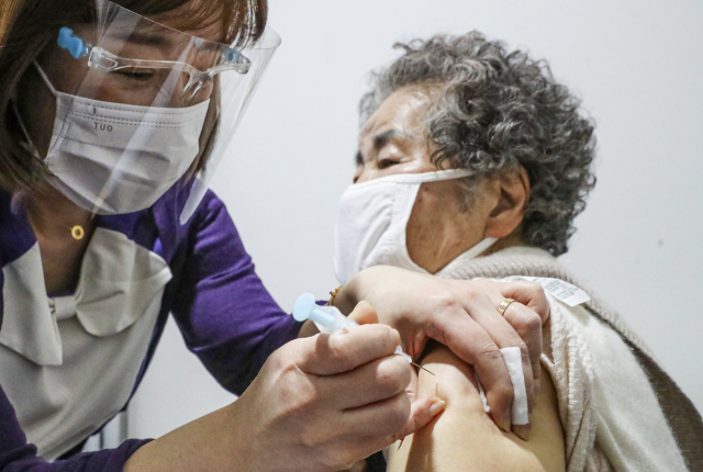 정부가 코로나19 백신 4차 접종 대상자를 50대로 확대하는 방안을 검토 중인 것으로 알려졌다. 부산 동구 한 의료기관에서 노인이 코로나19 백신을 접종받는 모습. 부산일보DB