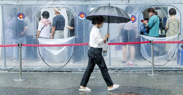 코로나19 신규 확진자 수가 반등세를 보이면서 여름철 재유행 우려가 커지고 있다. 11일 부산 부산진구보건소 선별진료소에서 시민들이 코로나19 검사를 받기 위해 줄을 서서 기다리고 있다. 김종진 기자 kjj1761@