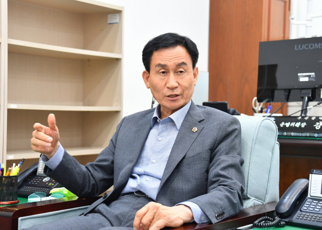 강무길 제9대 부산시의회 전반기 운영위원장이 지난 11일 시의회 운영위원장실에서 <부산일보>와 인터뷰하고 있다. 시의회 제공