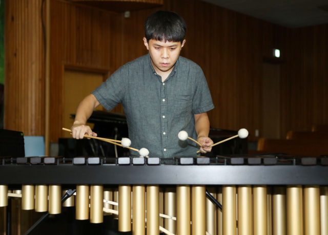지적 장애인 연주자로 구성된 '제이아트앙상블'의 심영건 마림비스트는 