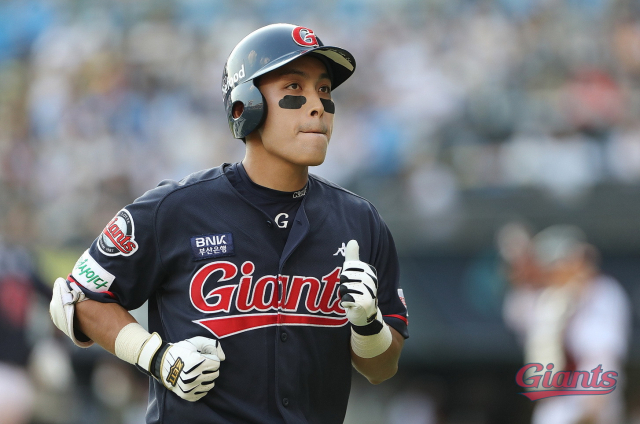 롯데 자이언츠 외야수 황성빈은 지난 6일 SSG 랜더스와의 원정 경기에서 1번 타자로 나와 초구를 받아쳐 프로 첫 홈런을 만들어냈다. 롯데 자이언츠 제공