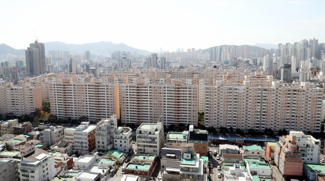 부산의 대표적인 노후 단지이지만 재건축 승인을 받지 못했던 동래럭키아파트가 최근 재건축 사업 속도를 높이고 있다. 부산일보DB