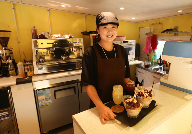 지난해 여름, 호천마을에 카페 ‘노란호랭이’를 차린 김기남(36) 씨. 카페를 찾는 어르신들은 기남 씨를 친딸, 친손녀처럼 대한다. 그녀는 자신과 같은 젊은이가 많아져 마을이 시끌벅적해지기를 바란다. 정대현 기자 jhyun@