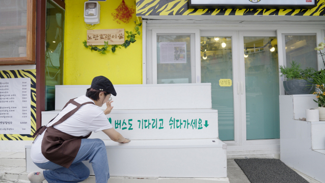 과일 진열대는 어르신을 위한 의자가 됐다.