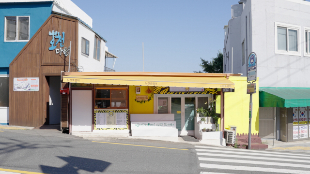 부산진구 호천마을에 하나 뿐인 카페 ‘노란 호랭이’는 버스정류장과 바로 붙어있다. 오래된 산복도로 집들 사이 샛노란 카페는 마을 분위기를 바꿨다.