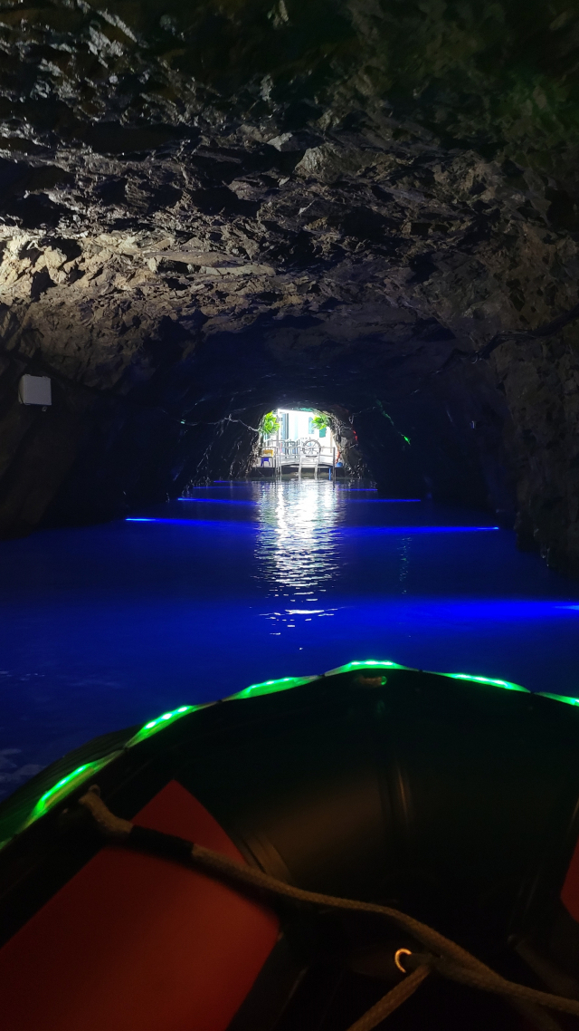 자수정 동굴나라 수로 보트 탐험.