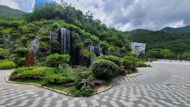 영남알프스 복합웰컴센터 야외 정원.