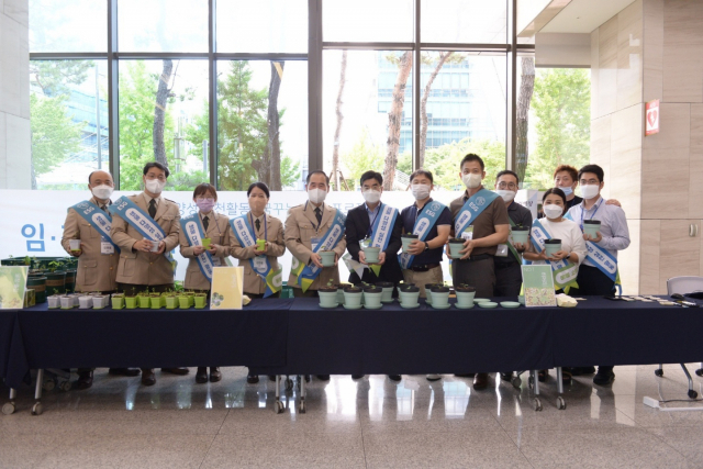 한려해상국립공원사무소(소장 이승찬)는 포스코ICT(사장 정덕균)와 함께 기후변화에 따른 국립공원 탄소정책(Net-Zero)과 민간 ESG경영을 접목한 ‘꿈꾸는 씨앗 프로젝트’ 운영에 나섰다.