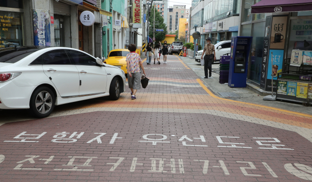 13일 오전 부산 부산진구 전포카페거리 바닥에 ‘보행자우선도로’ 지정구역 표시가 돼있다. 부산시는 전포카페거리 등 13곳을 보행자우선도로도 첫 지정했다. 강선배 기자 ksun@