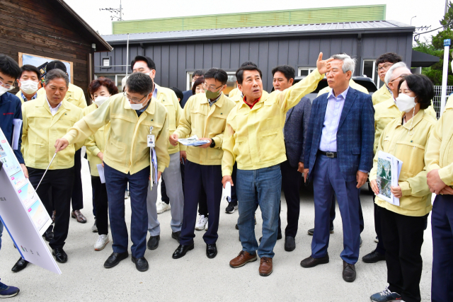 양산시 시장직 인수위원회가 지난달 명동 행정타운 조성 예정지를 찾아 담당공무원으로부터 설명을 듣고 있다. 양산시 제공