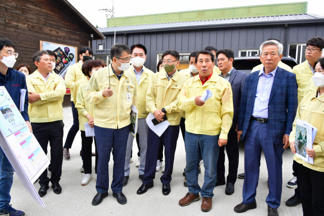 양산시 시장직 인수위원회가 지난달 명동 행정타운 조성 예정지를 찾아 담당공무원으로부터 설명을 듣고 있다. 양산시 제공